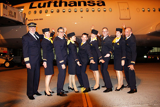 Kapitän Martin Hoell (re.), Chef der Münchner Lufthansa Langstreckenflotte, hatte die nagelneue Airbus A350-900 XWB aus Toulouse zum neuen Heimatflughafen München überführt (©Foto:Marikka-Laila Maisel)